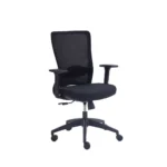 Silla operativa en malla gris con estructura negra.
